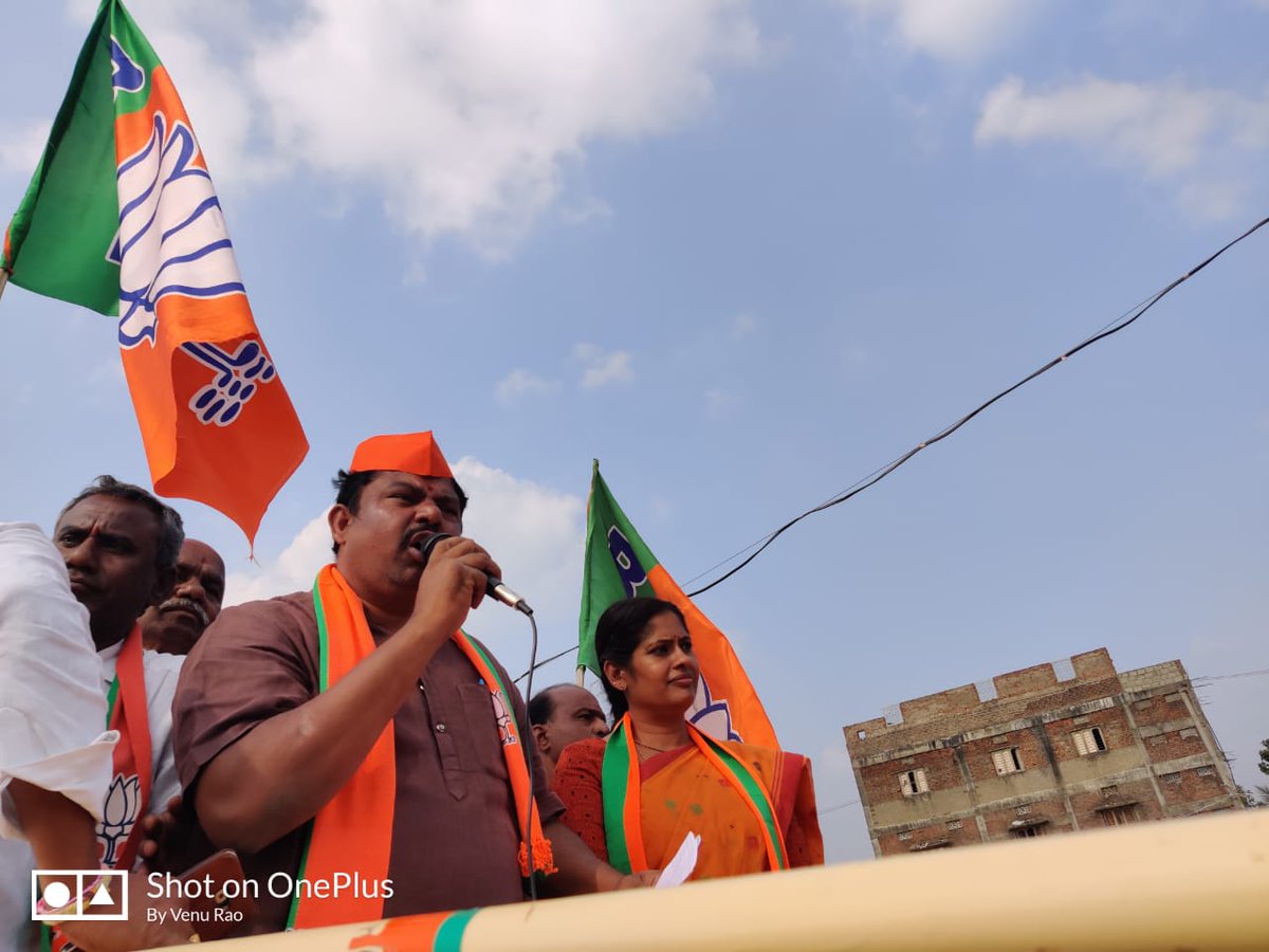 Keerthireddybjp's tweet photo. ఈ రోజు భూపాలపల్లిలో మునిసిపాలిటీ ఎన్నికల సందర్భంగా ప్రచారానికి విచ్చేసిన గోశామహల్ ఎమ్మెల్యే శ్రీ రాజాసింగ్ గారు బైక్ ర్యాలీలో పాల్గొని వార్డుల అన్ని తిరిగి ప్రచారం చేసి బిజెపి కి ఓటు వేసి గెలిపించాలని కోరారు.
#VOTE4BJP
#BJP4BHPL https://t.co/76O0oXx05U