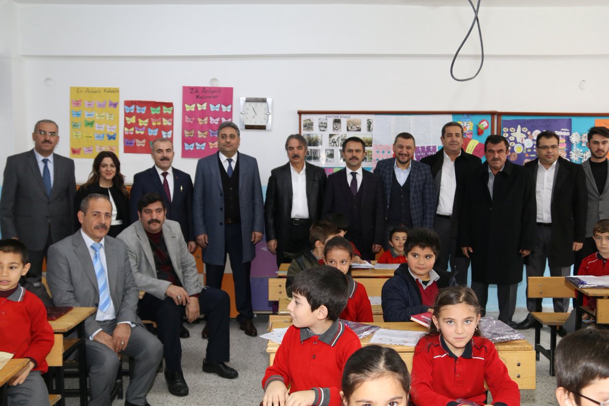 nevukurumsal's tweet photo. 2019-2020 eğitim-öğretim yılı yarıyıl tatili dolasıyla İcik İlk ve Ortaokulu öğrencilerinin heyecanına ortak olan Nevşehir Hacı Bektaş Veli Üniversitesi (NEVÜ) Rektörü Prof. Dr. @mazharbagli, kendilerine karnelerini ve ödüllerini verdi. https://t.co/EHsLQdE3YU
#NEVÜ #AraBul https://t.co/Vqbw8m8UzD