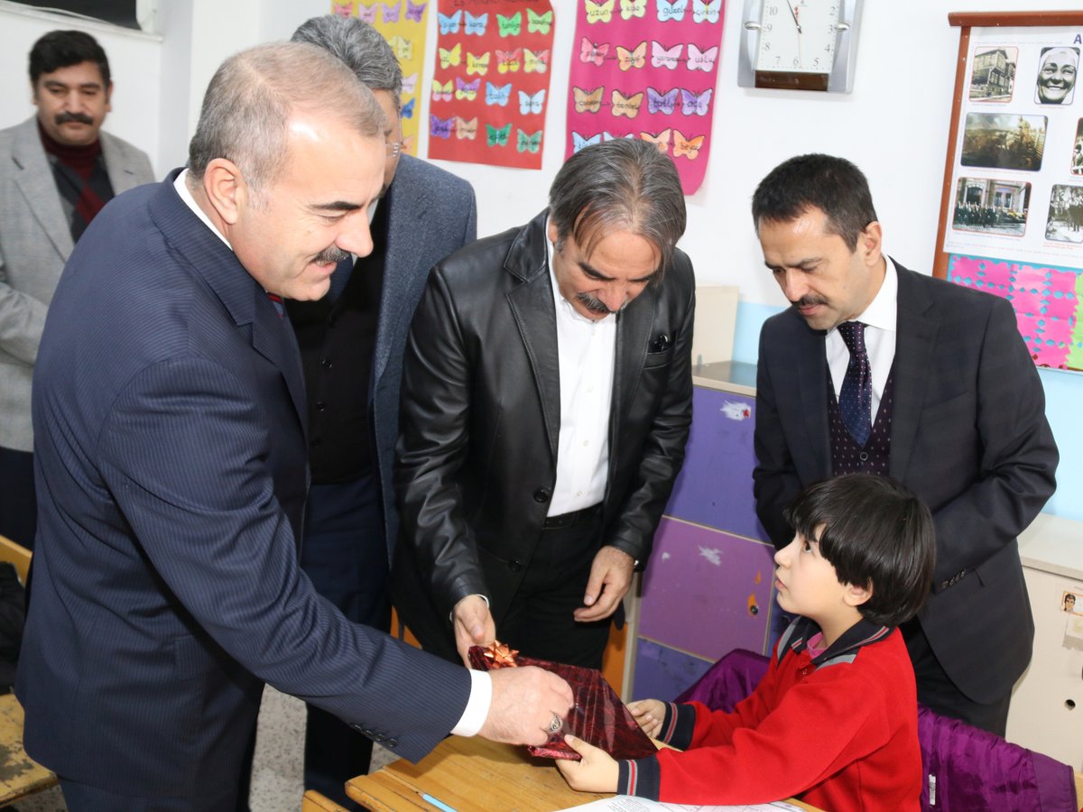 nevukurumsal's tweet photo. 2019-2020 eğitim-öğretim yılı yarıyıl tatili dolasıyla İcik İlk ve Ortaokulu öğrencilerinin heyecanına ortak olan Nevşehir Hacı Bektaş Veli Üniversitesi (NEVÜ) Rektörü Prof. Dr. @mazharbagli, kendilerine karnelerini ve ödüllerini verdi. https://t.co/EHsLQdE3YU
#NEVÜ #AraBul https://t.co/Vqbw8m8UzD
