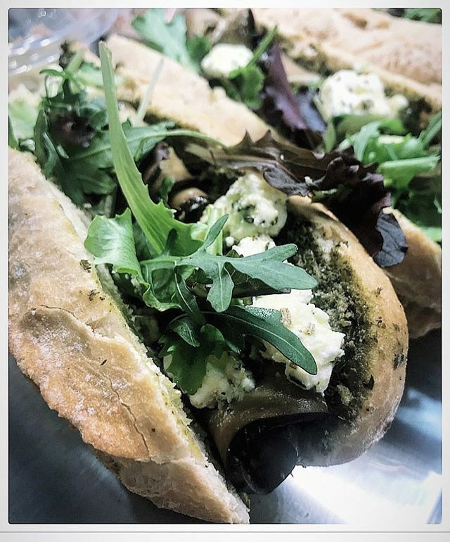 Rien ne pourra assombrir la beauté de ce veggie. Rien.
.
.
.
#hallessolanid #sandwich #veggie #vegetarian #aubergine #fromage #pesto #gout #lunch #repas #menu #montpellier #herault #recette #bio #organic #vegetables ift.tt/370z2zK