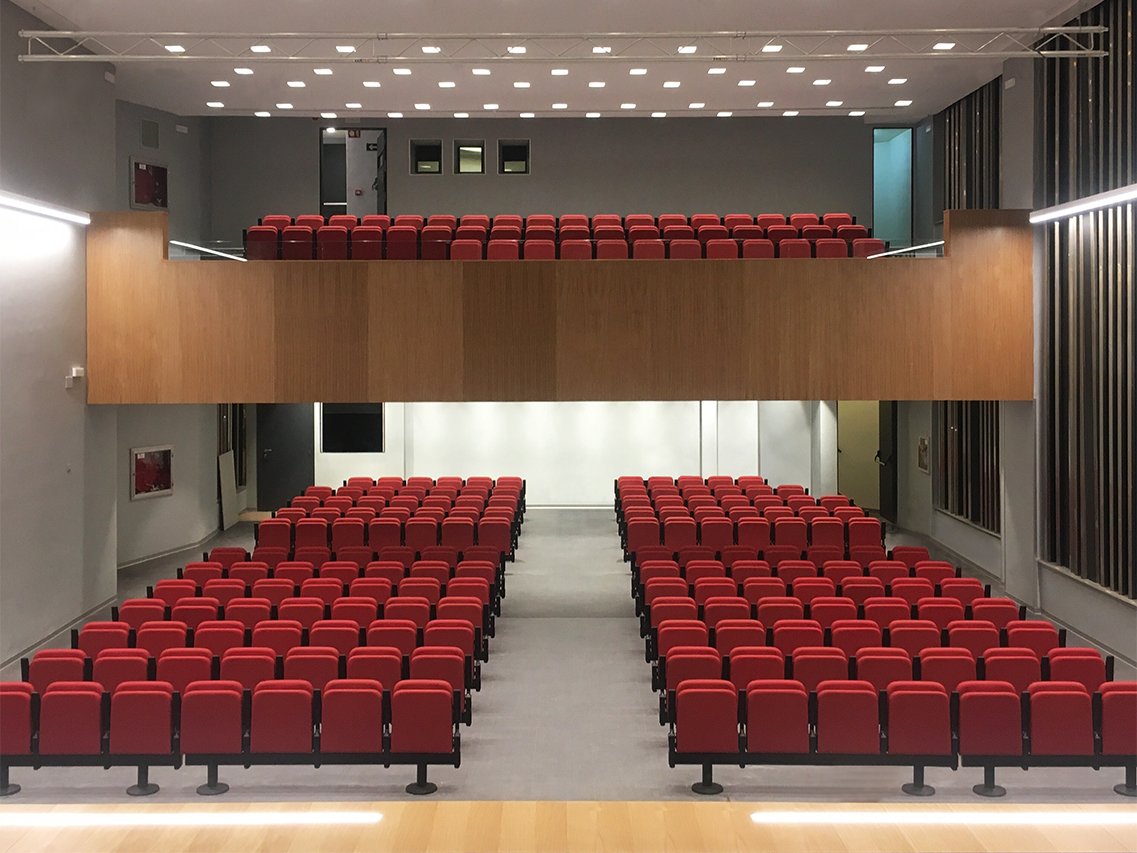 Public buildings require seats that offer great comfort and optimum visibility. The Town Hall building of Torrent (Valencia) entrusted us to create this functional space by installing our 5067 Minispace, the most compact seat of Figueras. To know more: bit.ly/373jriH