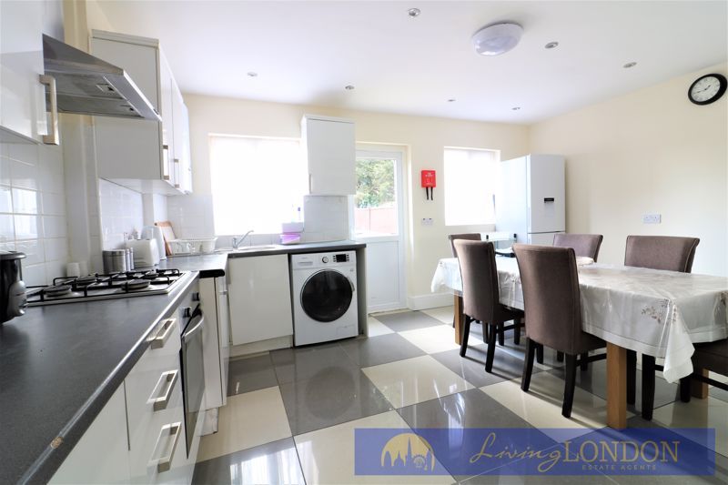 LivingLondonLtd's tweet photo. Good morning Twitter.
Lovely 3 bedroom property is available to rent in North London.
Interested or know anyone looking to rent in North London?
Like and share.

https://t.co/nkNBqxR99g

#Friday #FridayFeeling #FridayMotivation #northlondon #Edmonton #rent #livinglondon #lettings https://t.co/rEH4fhpwcR