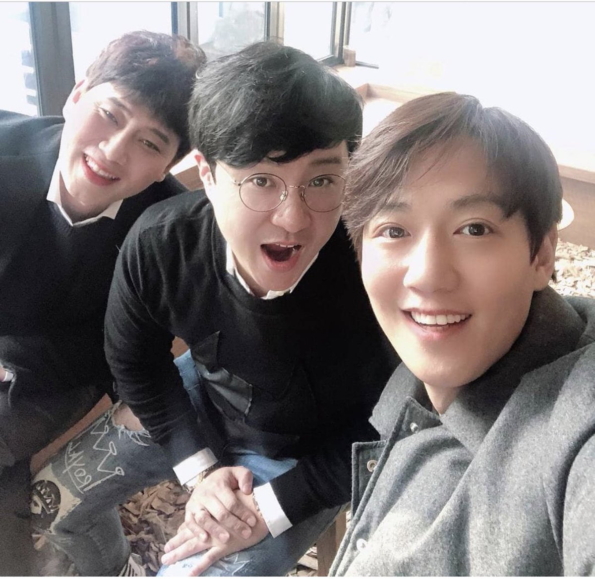 krwupdate's tweet photo. #KimRaeWon #김래원 spotted on IG
.
Yesterday and today after a cup of coffee, life story ~
Let’s eat together today ~
See you again during drama filming in March in Busan ~~~ #interior #furniture #KimRaeWon #coffee https://t.co/aVtdidckBH