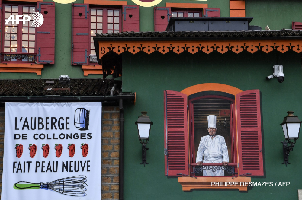 afpfr's tweet photo. [A la Une à 12h] Deux ans presque jour pour jour après la disparition de Paul Bocuse, son restaurant mythique des bords de Saône se voit retirer ses trois étoiles au Guide Michelin, qu'il détenait depuis 1965 sans discontinuer #AFP 3/5 https://t.co/ZubQbBLw3j