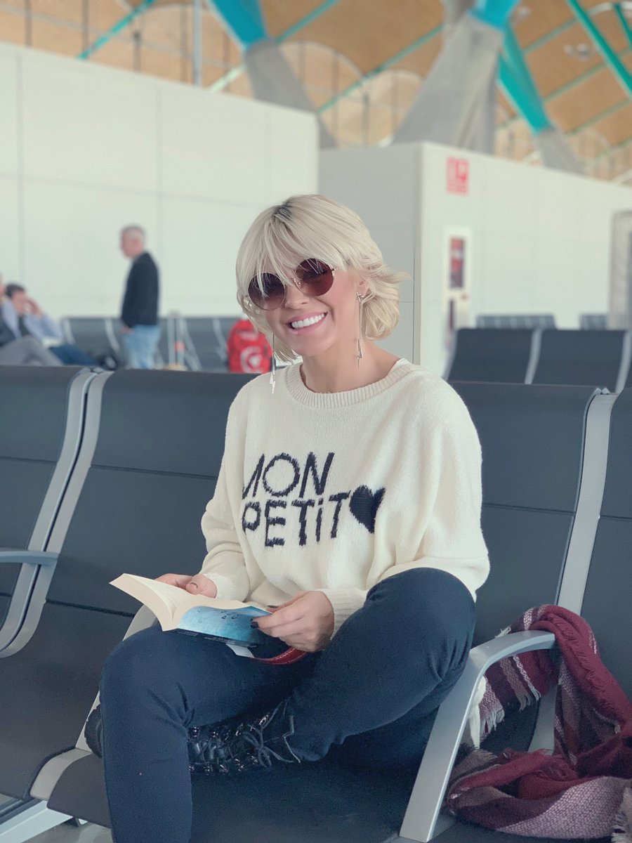 MercheOficial's tweet photo. Buenas!! 😀 Feliz rumbo a #Granada que esta noche voy a tener el honor de recibir el #PremioViñaDeOro Tracatraaaan 😘😘😘 Muchos besoooooooos!! #EsAhora #TeDejo #TeQuiero #LoQueMeDeLaGana https://t.co/l1SZ7zIE9c https://t.co/yjfekFgUF5