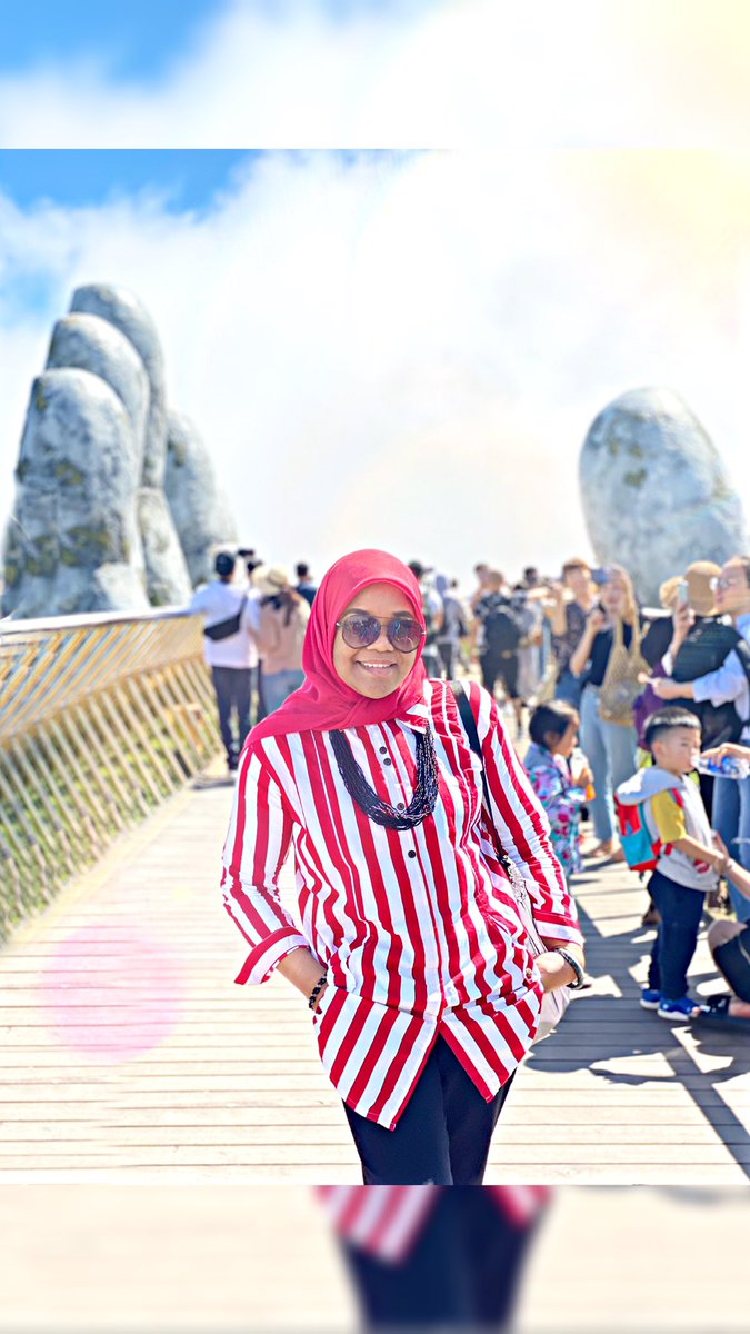una_thamrin's tweet photo. Tips poto2 kalo lagi liburan.. pake baju merah atau kuning!!!!
Yakin, psti kontras!!!๐๐๐๐
#tipsjalanjalan #jalanjalan #vietnam #red #goldenbridgedanang #vietnamtrip https://t.co/qEWvVz1O8h