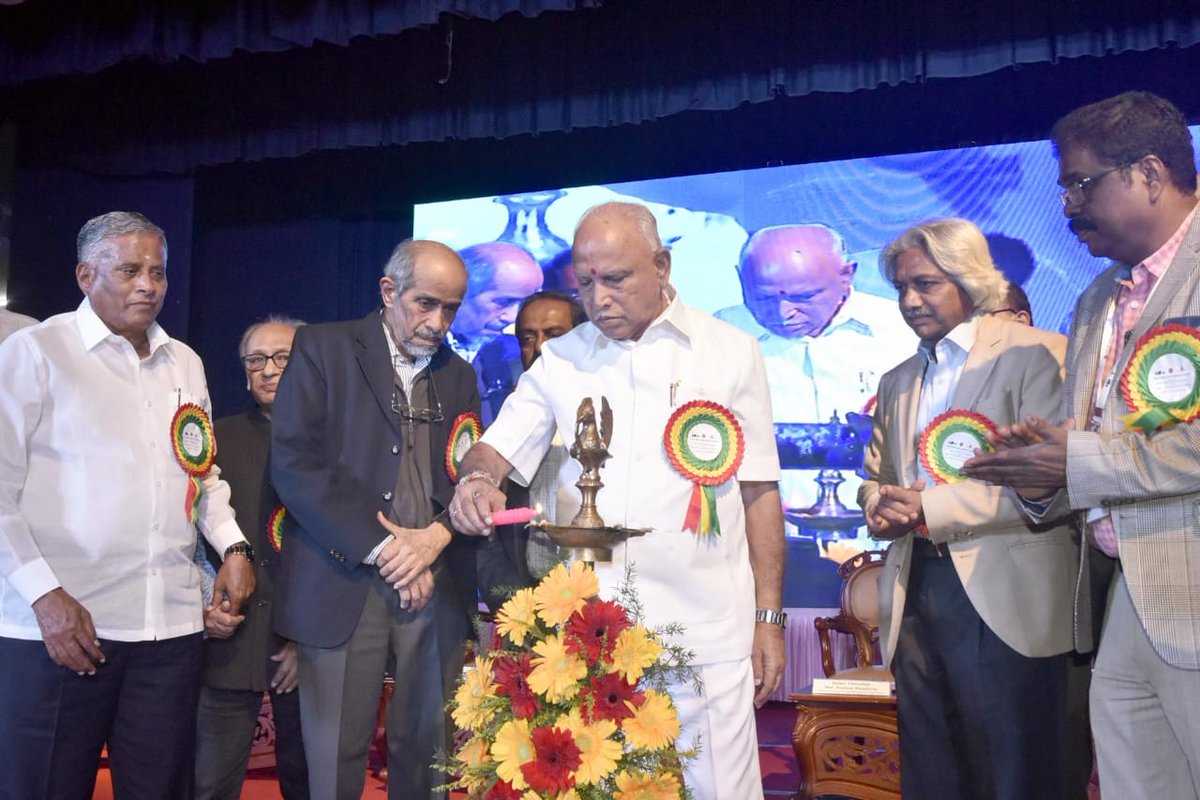 CMofKarnataka's tweet photo. ಮುಖ್ಯಮಂತ್ರಿ ಶ್ರೀ @BSYBJP ಅವರು ಜ್ಞಾನ ಜ್ಯೋತಿ ಸಭಾಂಗಣದಲ್ಲಿ  43ನೇ ಸಾಮಾಜಿಕ ವಿಜ್ಞಾನ ಅಧಿವೇಶನವನ್ನು ಉದ್ಘಾಟಿಸಿ ಮಾತನಾಡಿದರು. 

ವಸತಿ ಸಚಿವ ವಿ ಸೋಮಣ್ಣ, ಬೆಂಗಳೂರು ಕೇಂದ್ರ ವಿಶ್ವವಿದ್ಯಾಲಯದ ಕುಲಪತಿ ಪ್ರೊ. ಜಾಫೆಟ್ ಉಪಸ್ಥಿತರಿದ್ದರು. https://t.co/4gR6CXuaJ3