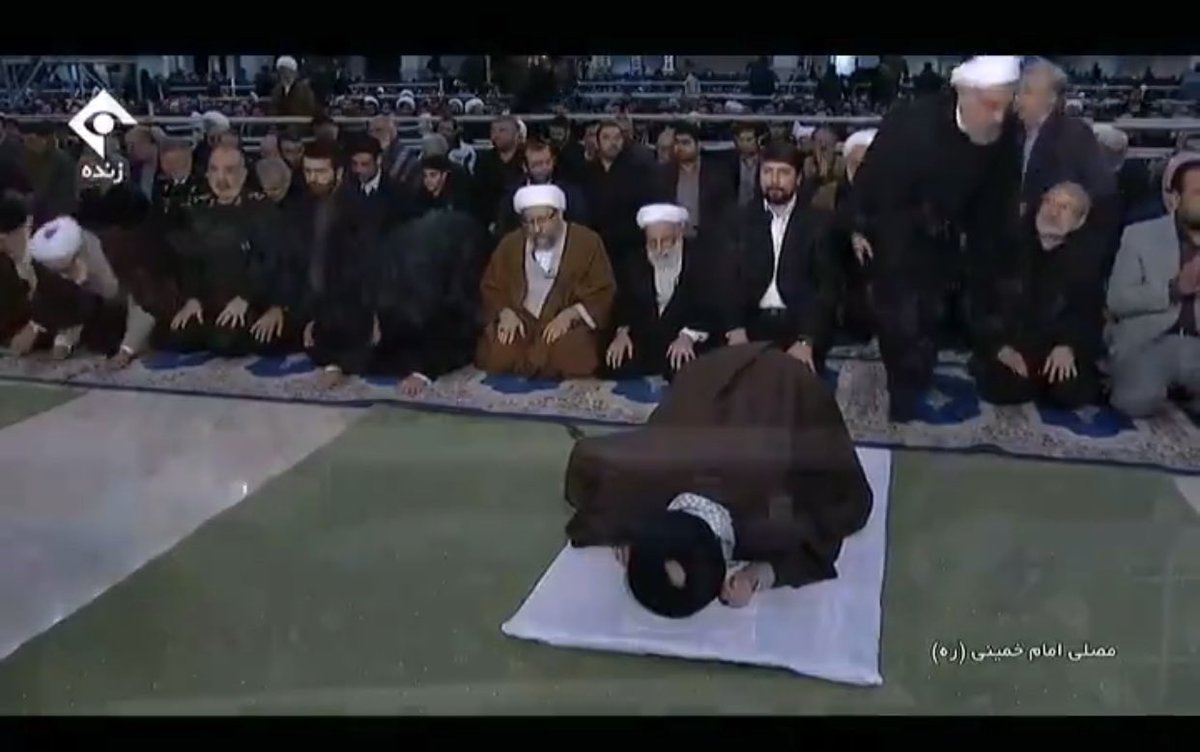 shortfairy809's tweet image. هنوز کون خامنه ای رو هوا بود که روحانی پاشد رفت😂