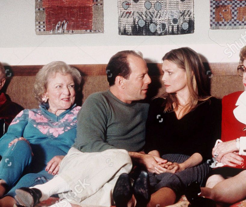 AnaquelesStitch's tweet photo. @cinemapolicial @lecinema_ @IsadoraDuncan3 @CarmenGarMal @Delamanodel7Art @JuanFerrerVila @AlbertGalera @ReggieHolly @1HombreSnPiedad @Gerardo_DDC @Guardiamo1Film Maravillosa #BettyWhite...
Muy divertida y entrañable.
La recuerdo también en "Historia de lo nuestro" con #BruceWillis y #MichellePfeffer.
¡Y como gran defensora de la televisión pública en #TheSimpsons!
---
(Por cierto... he cambiado mi usuario a: @AnaquelesStitch) https://t.co/sMwThfJEtF