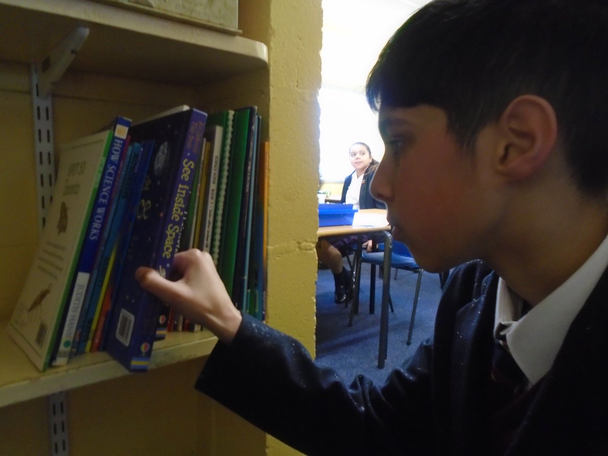 ChaseScienceDep's tweet photo. The Science Department Libraries have a selection of fun and fascinating📚 to help students across the school to join in with our whole school reading initiative (and learn something too)  #CGSScience #CGSExpectToAchieve #CGSY6 #CGSY12 #CGSY13 https://t.co/rx2Ag5Pj0k