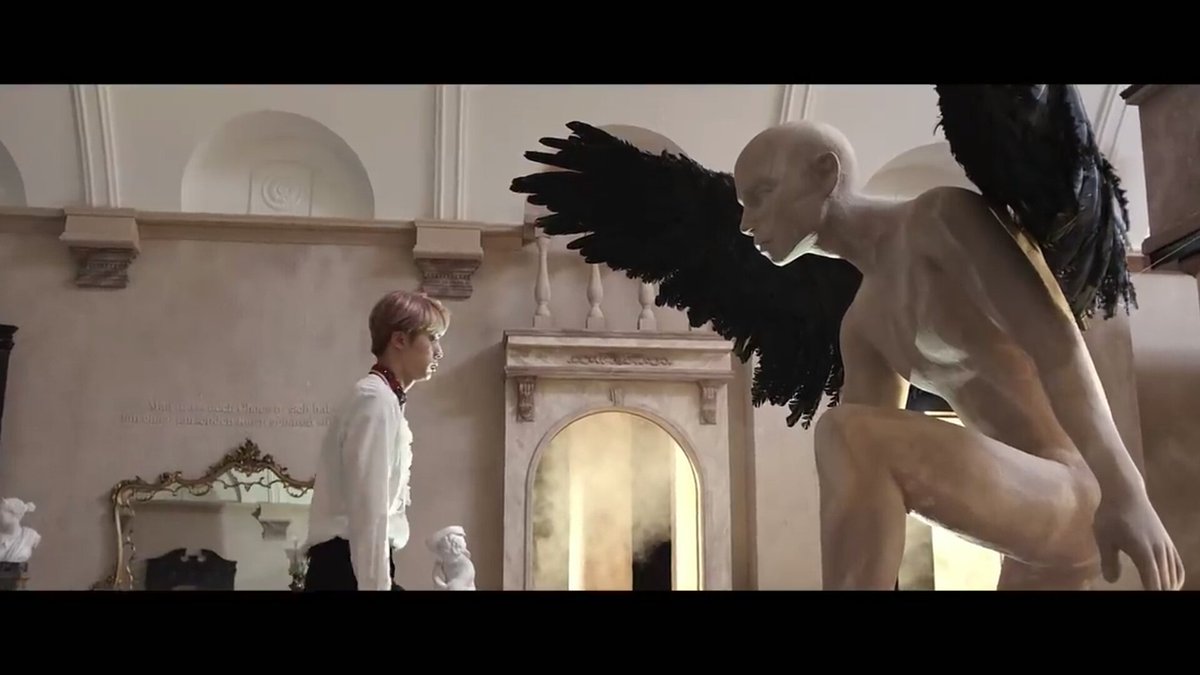 weasleytwin's tweet photo. e a estátua parece o cisne negro né?? as penas e tals!!
#BlackSwan #BTSingleToday #BTSisComing @BTS_twt https://t.co/EUXo9szVE5