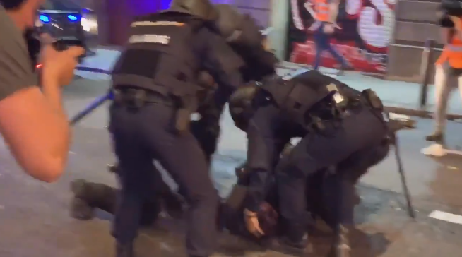lasvocesdelpue's tweet photo. Querella de JUPOL contra el jefe de Policía por “poner en riesgo la seguridad de los Policías" @jusapol  #ILPJusapol  #EquiparacionYa  https://t.co/qdQdZNXyUH https://t.co/zOTmIqN97A