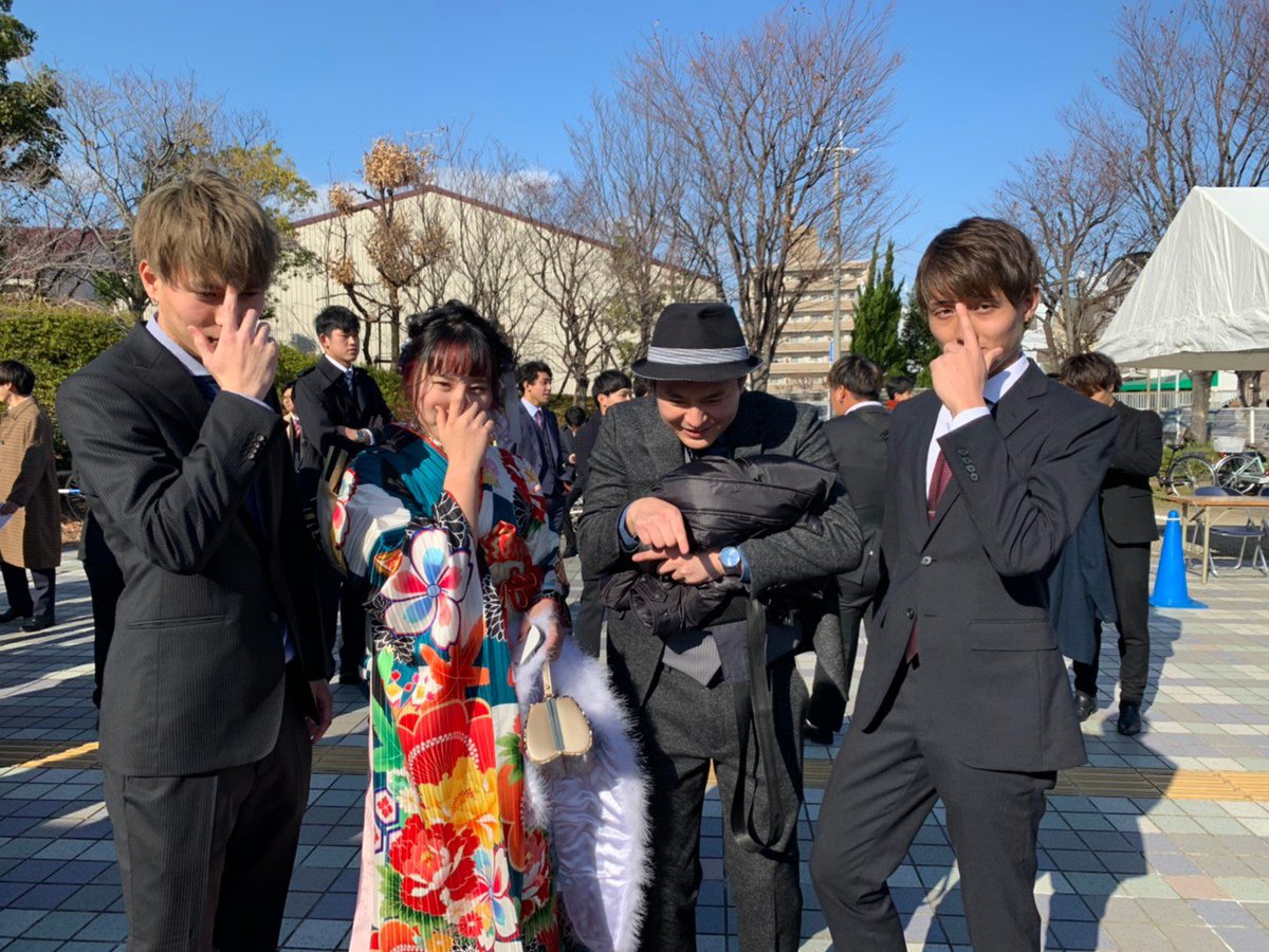rei__na07's tweet photo. 成人式 🥰
全部意味あるポーズ😂 https://t.co/4VO8uZibte