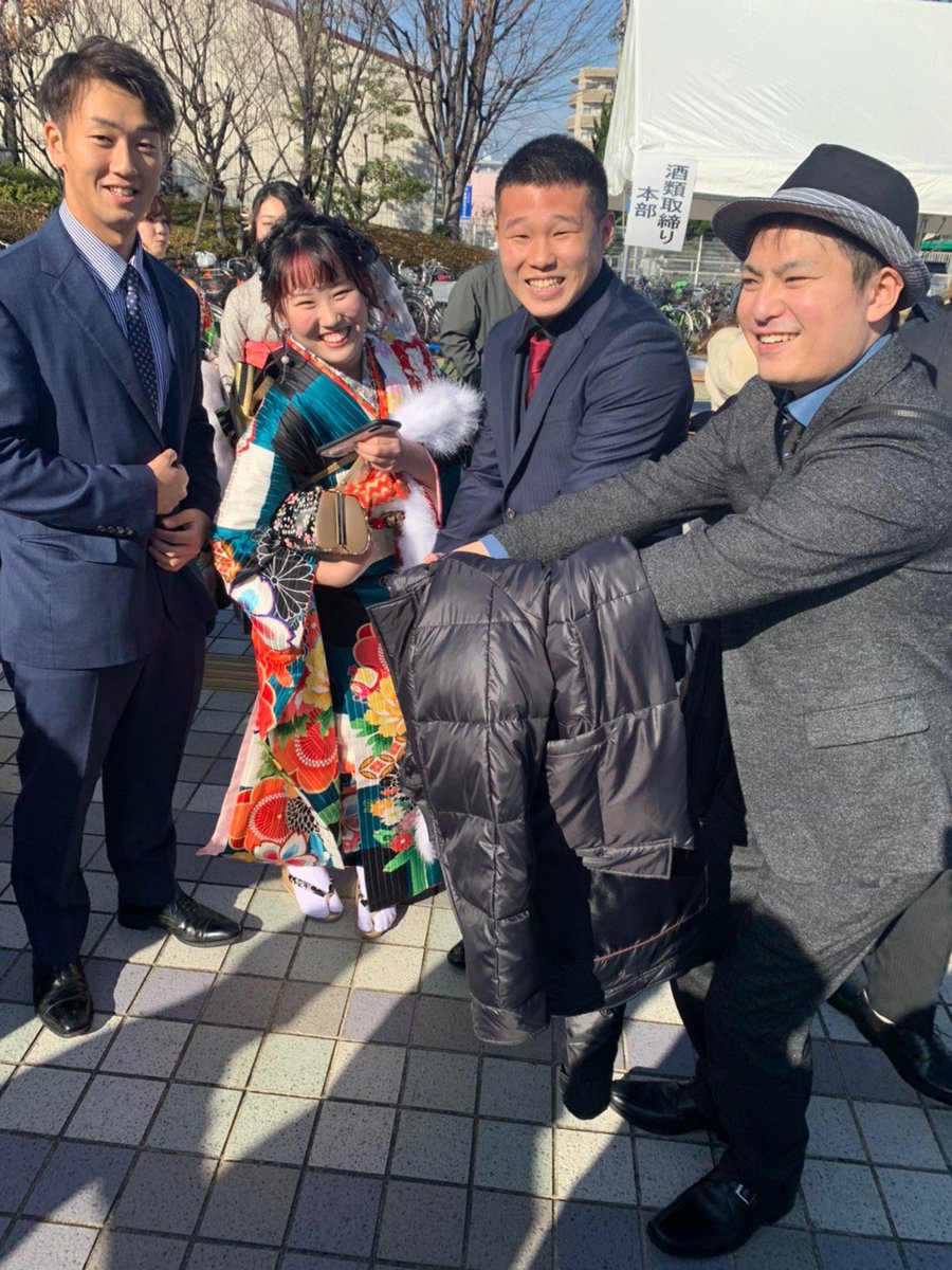 rei__na07's tweet photo. 成人式 🥰
全部意味あるポーズ😂 https://t.co/4VO8uZibte