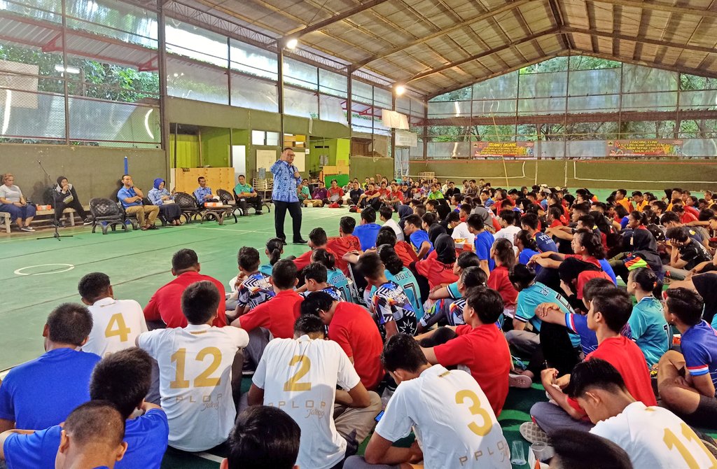 budparekrafjtg's tweet photo. Suatu saat nanti salah satu diantara mereka akan Mengibarkan Bendera Merah Putih dan Menyanyikan Lagu Kebangsaan Indonesia Raya, Membawa Nama Baik Bangsa dan Negara melalui Olahraga : tetap semangat dan giat berlatih untuk para atlet @BPPLOP_JATENG...
#JatengGayeng https://t.co/IwcSSzGK7N