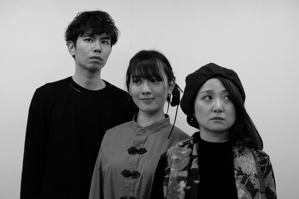 rb_explosion's tweet photo. CASE.2 とある劇団員たち

「ヨガだったー！」

「いつも動画拝見しております」

「Youtuberって呼ばないでもらえます！？」

「興味本位というのが我々のスタンス」

「てゆかさ、何かタバコ臭くない？」

「絶対さっきの店員ですよ、あ、ほらなんかタバコ吸ってないすか」

#三人分の欠陥
#右脳爆発 https://t.co/NAlA2U98NN