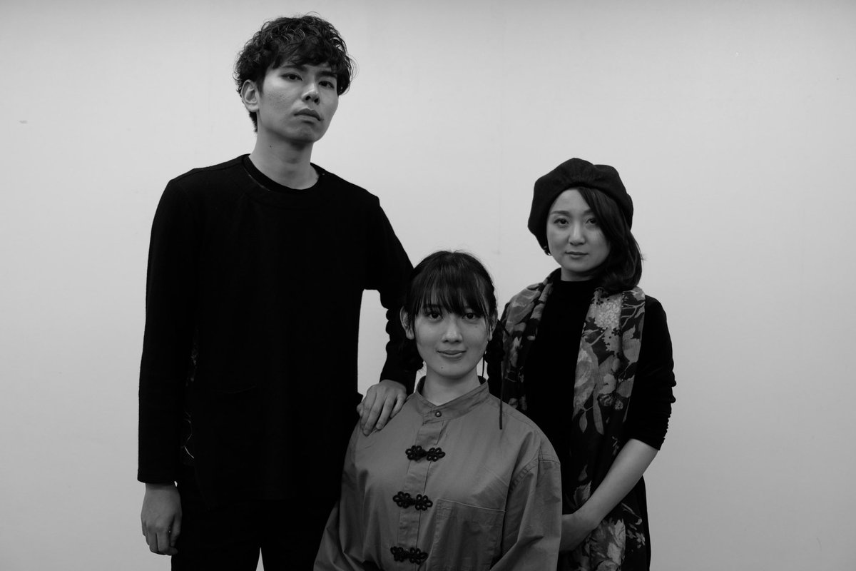 rb_explosion's tweet photo. CASE.2 とある劇団員たち

「ヨガだったー！」

「いつも動画拝見しております」

「Youtuberって呼ばないでもらえます！？」

「興味本位というのが我々のスタンス」

「てゆかさ、何かタバコ臭くない？」

「絶対さっきの店員ですよ、あ、ほらなんかタバコ吸ってないすか」

#三人分の欠陥
#右脳爆発 https://t.co/NAlA2U98NN
