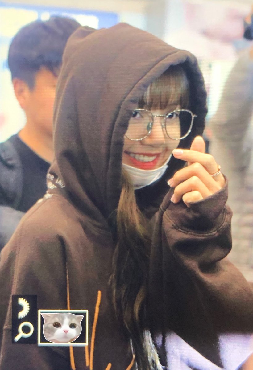 200117GUANGZHOU  ICN (SK)She looks really tired here, but still managed to smile with that finger heart. What a precious baby.. Now go have some rest, you deserve it.  #리사  #ลิซ่า  #LISA  #BLACKPINK