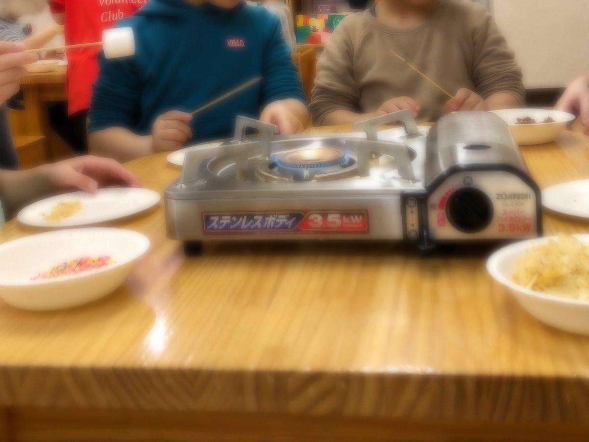 kabora_science's tweet photo. 今週はわかくさ保育園でろうそく作りと点灯式をしてきました！
15日に自分たちでろうそくを作り、それを今日氷の器の中に入れ火をつけました！
とても綺麗でした！
点灯式のあとはみんなでマシュマロを焼いて食べました！
トッピングも色々とあったのですが、1番人気だったのはポテトチップスでした！ https://t.co/hodrDID0iD