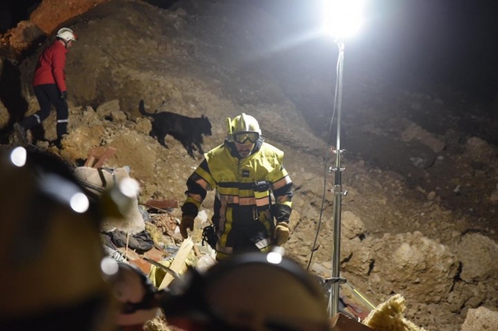 Les pompiers, des héros fatigués par un État néolibéral dlvr.it/RNCyhG