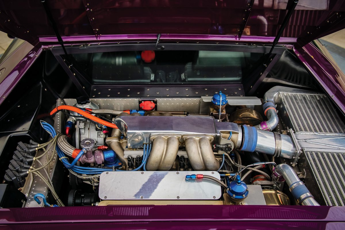 AutomovilMex's tweet photo. Esto no se ve todos los días a subasta: ¡un #VectorW8! Este ejemplar de 1991 es el #9 de 17 fabricados, y tiene solo 3,650 km, puestos en el odómetro por el dueño original. ¡Si, un solo dueño! #BarretJackson estima que alcanzará los $450,000 usd💰😬 #ClásicosAP #EstiloDeVidaAP https://t.co/e6YRrV6PxO