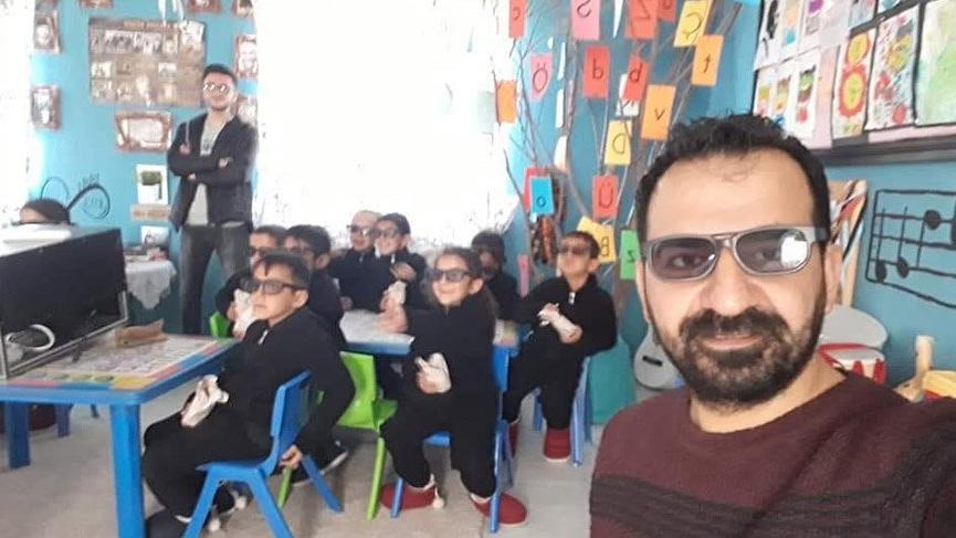 Köyde Finlandiya eğitim sistemi...

Diyarbakır'ın Kumrucuk köyünde öğretmenlik yapan Hasan Kartal, öğrencilerine sağlıklı beslenme, sofra adabı, bilim, sanat, sinema, spor, akıl-zeka oyunları, bahçe ve doğa, kodlama, yaratıcı drama dersleri veriyor sozcu.com.tr/2020/egitim/ko…