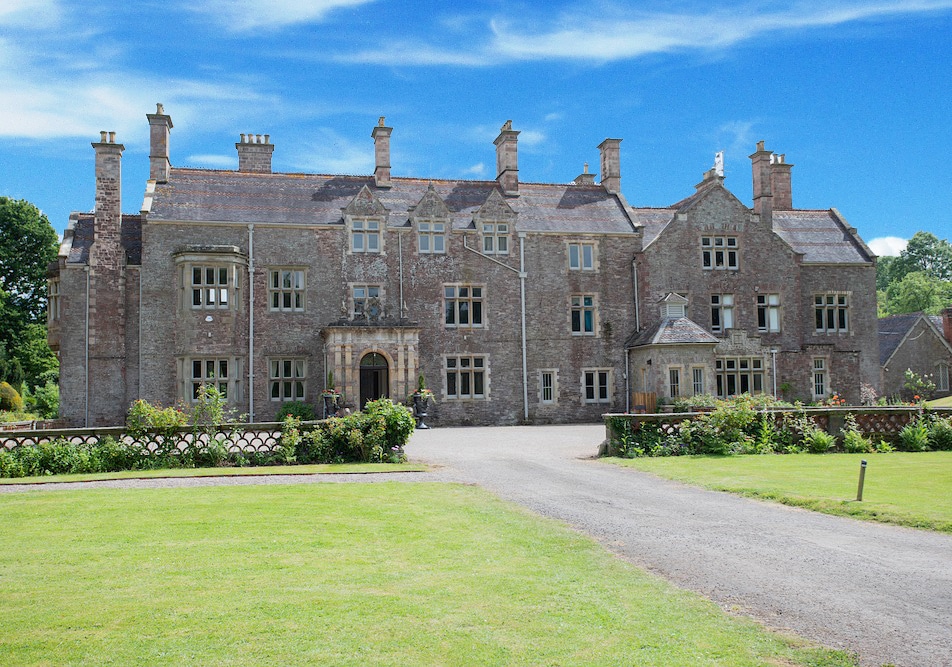 Have you spotted <a href="/CefnTillaCourt/">Cefn Tilla Court</a> appearing on the new season of #SexEducation yet?

#TellySatisfaction #Netflix #Monmouthshire #Usk #FilmLocations