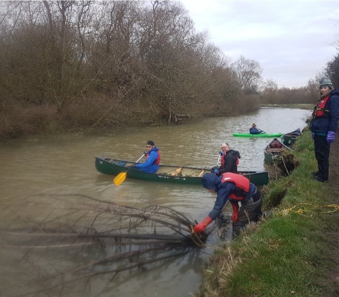 Sandile_CRT's tweet photo. Thank you to whoosh canoes for their amazing work clearing pennywort and vegetation on the stort 💪 @CRTSouthEast @LottieBW @CRTvolunteers https://t.co/imqw8jYDm0