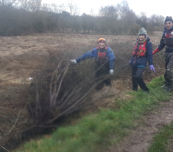 Sandile_CRT's tweet photo. Thank you to whoosh canoes for their amazing work clearing pennywort and vegetation on the stort 💪 @CRTSouthEast @LottieBW @CRTvolunteers https://t.co/imqw8jYDm0