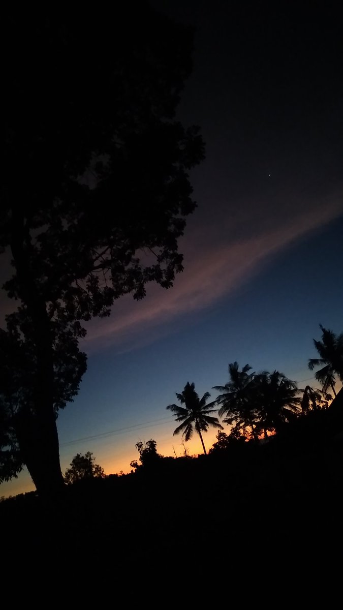 cvatime's tweet photo. Mau ngumpulin orang" yg suka fotoin langit dan awan https://t.co/aXzTTsKMu7