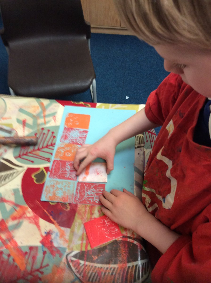 BPSYearTwo's tweet photo. This week we have been busy making our own books to put our new chapter of Alice In Wonderland inside. We created a repeated pattern with our printing tiles. #childofbooks #AliceInWonderland #bookmaking https://t.co/9ZCxBKmHma