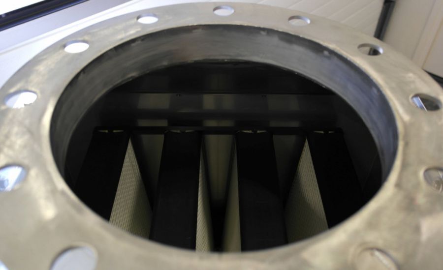 Technofil_Ede's tweet image. Pas hebben wij een #filterunit geleverd, welke dienst doet als inlaatfilter voor een aanzuigcompressor. Deze is voorzien van een G4 #voorfiltratie en een F9 #fijnfilter. Ook hebben wij drukverschilmeters voor de voor- en nafiltratie gemonteerd. Het geheel is vervaardigd uit #RVS.