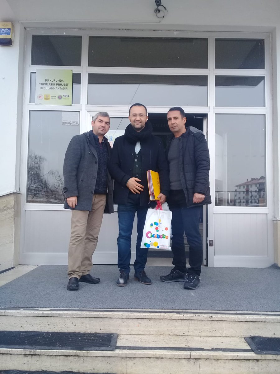MuslumeAli's tweet photo. Değerli arkadaşlarımız 
Mustafa Aslan'ı ve Sezai Alp'i 
Branş Öğretmeni olarak uğurladık, kendilerine okulumuzdaki başarılı  çalışmalarından dolayı teşekkürlerimizi sunar, 
yeni görevlerinde başarılar diliyoruz. https://t.co/IjPONT9Z5C