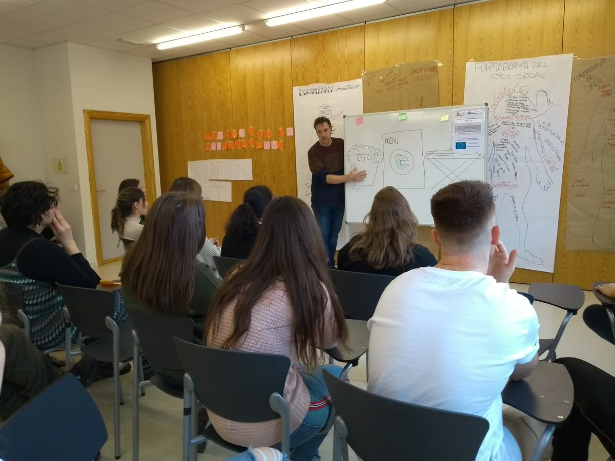 ASCyT_Rojas's tweet photo. Cerramos nuestra experiencia en "Participación y acción comunitaria, con la alternativa del Circo Social". Reflexiones sobre los perfiles de quién dinamiza y quién forma. #FSE_AulaEmpresaCyL
#CircoSocial #AcciónComunitaria #participación #ASCyT @Antalcantara @iesfrojas https://t.co/frLHXoMH6x