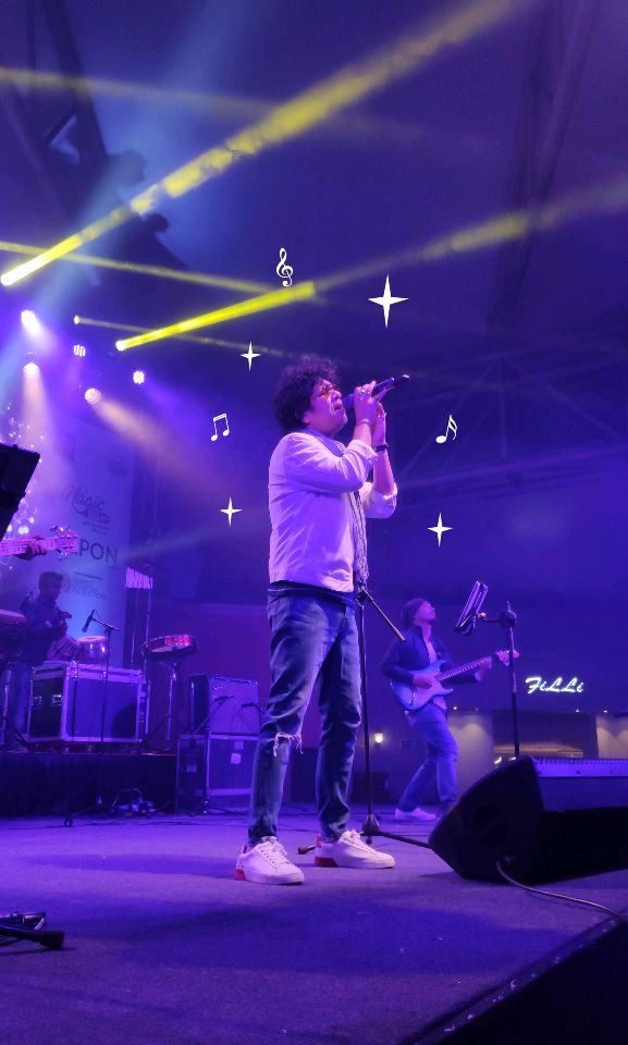 magicfmmumbai's tweet photo. He sure knows how to make our Friday nights melodious! @paponmusic 
.
.
.
.
#MagicFmMumbai #JeeLeZaraa #papon #paponlive #magicconcert #livemusic #liveinconcert #mumbaimusic #mumbaiconcert #mumbai https://t.co/Zi4uAb1jED