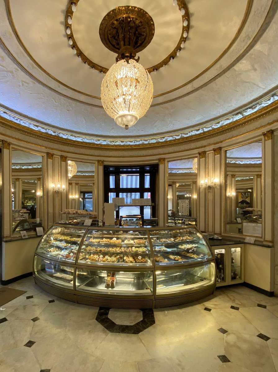 janviertoscan's tweet photo. #VendrediFarniente passage au Grand Café Gambrinus @ComuneNapoli @PetrelliFlavia https://t.co/biaGTYi6K9