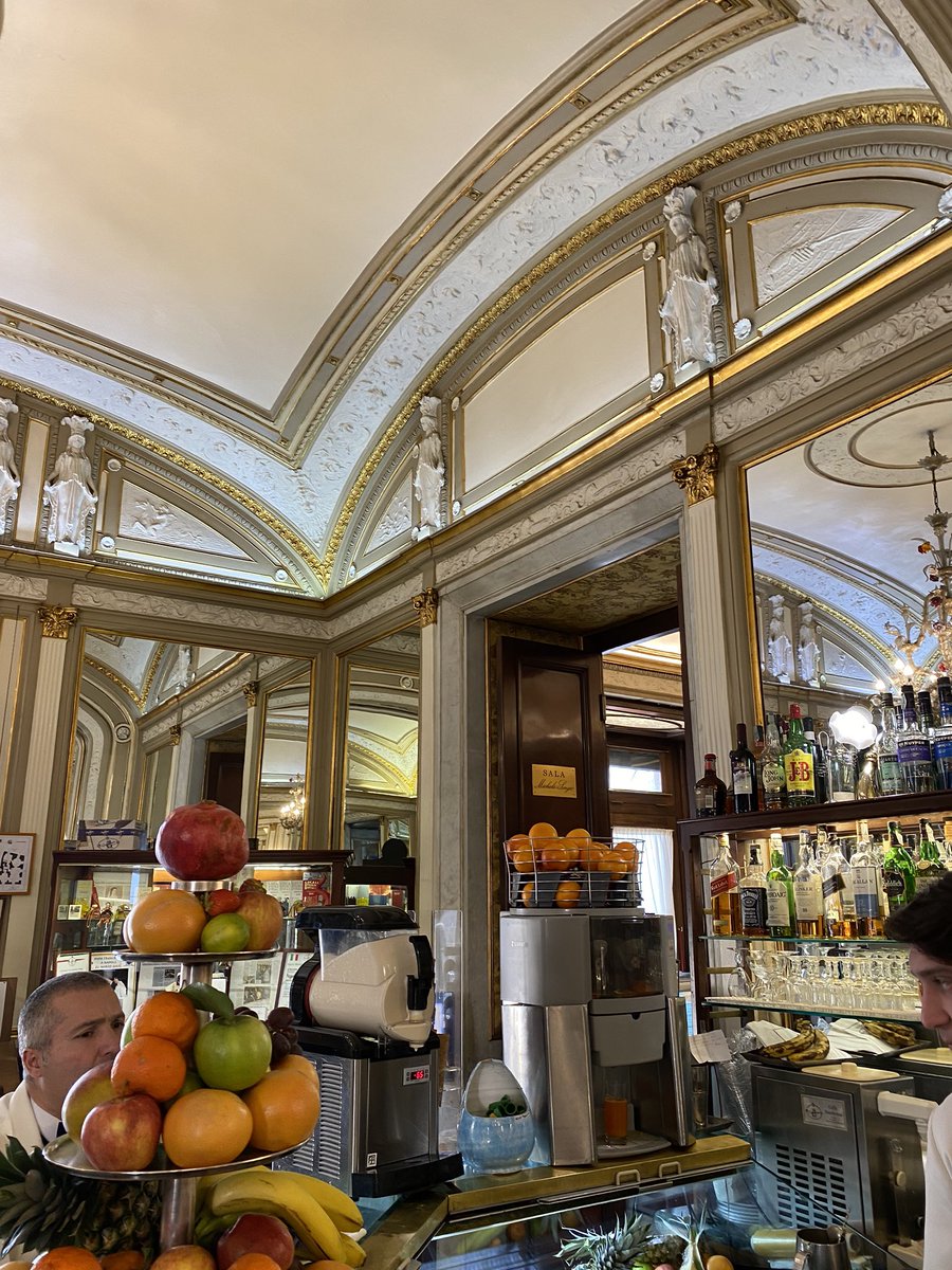 janviertoscan's tweet photo. #VendrediFarniente passage au Grand Café Gambrinus @ComuneNapoli @PetrelliFlavia https://t.co/biaGTYi6K9