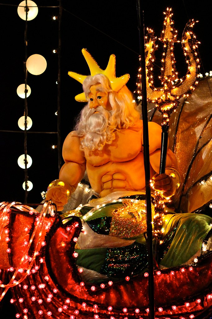 The Little Mermaid introduced the next shirtless hero, King Triton, who actually got the nipple treatment in the films, and has managed to keep hold of them in all his costumed character interpretations both parade & ice. Including his stint as an animatronic & certain statues!