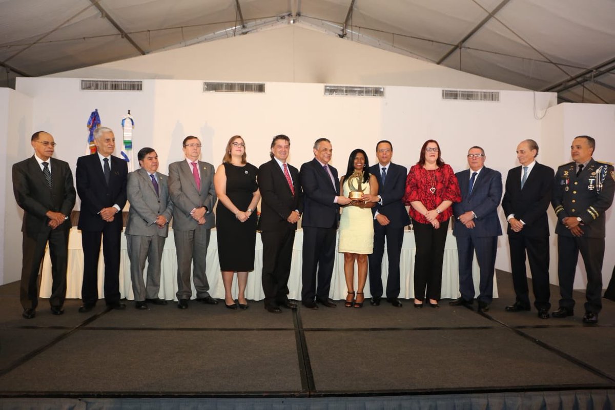 El Centro Educativo Integral Cometas de Esperanza, de Santiago, recibe Gran Premio Nacional a la Calidad en el quince aniversario de estos galardones que son organizados cada año por el Ministerio de Administración Pública.

¡Felicitaciones!