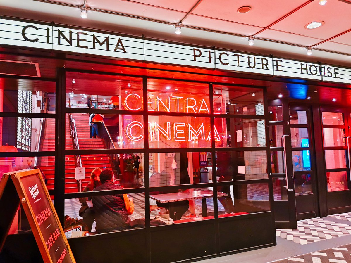 Diz En Twitter ロンドンで1番イケてる映画館 Picturehouse Central カフェも一緒になってておしゃれで素敵だった