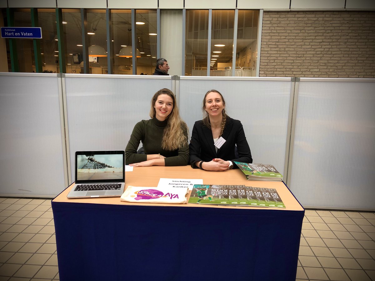 SJKonline's tweet photo. Vandaag waren bestuurslid @SophiaSleeman en activiteitencommissielid Marijke Pras namens Stichting Jongeren en Kanker aanwezig bij de #VOS2020UMCG, om verpleegkundigen te informeren over #jongerenenkanker 

#lotgenotencontact #belangenbehartiging #informatievoorziening https://t.co/VOxzD8qh0B