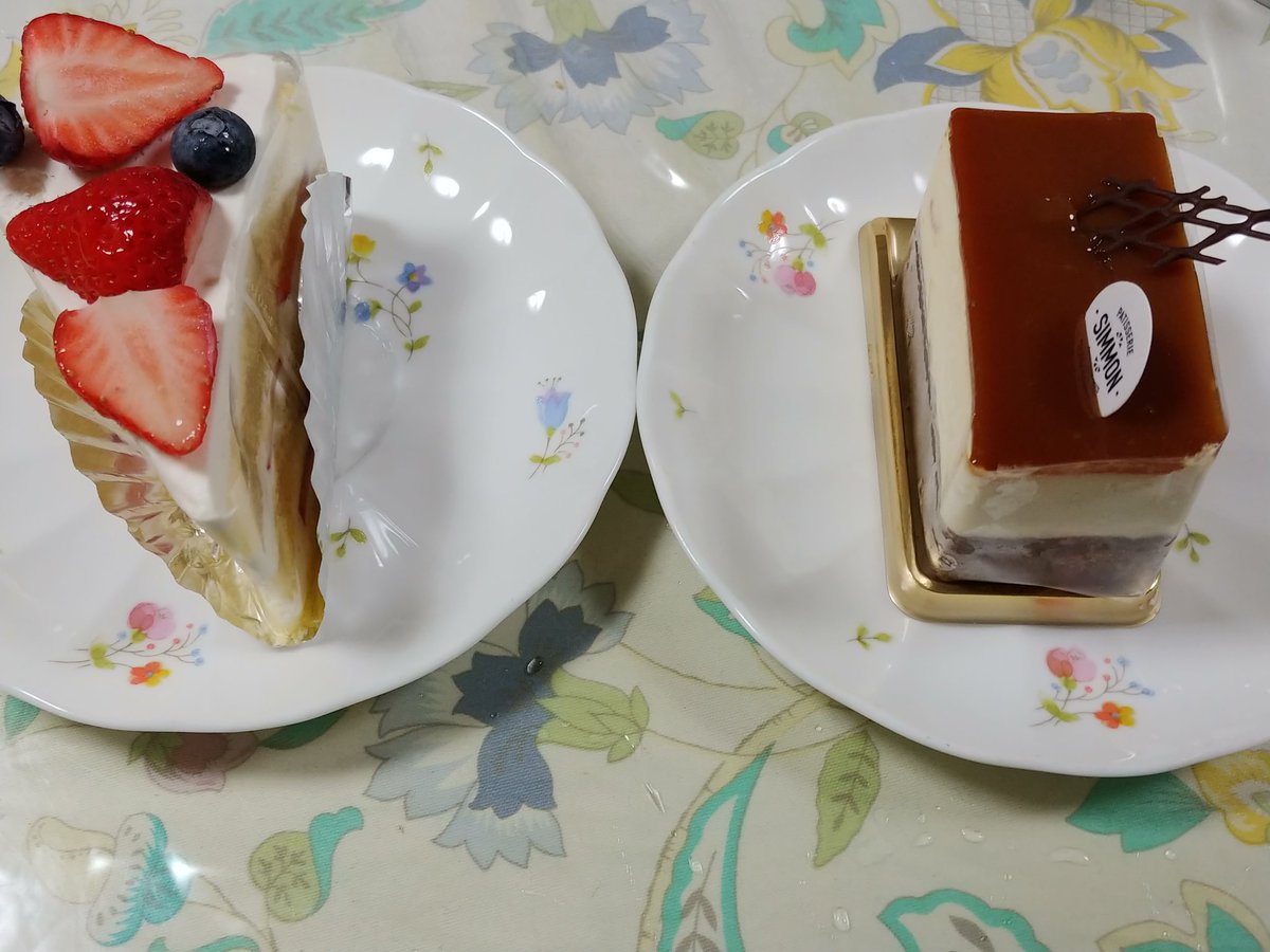 RYOUICHIYAMADA3's tweet image. 大阪市阿倍野区、地下鉄西田辺駅近くにある、パティスリーSIMMON。
ご主人がミスチルファン。この日は、「掌」から「くるみ」。
「シフクノオト」が掛かってました。
おいしいので、何度も来てます。
#SIMMON