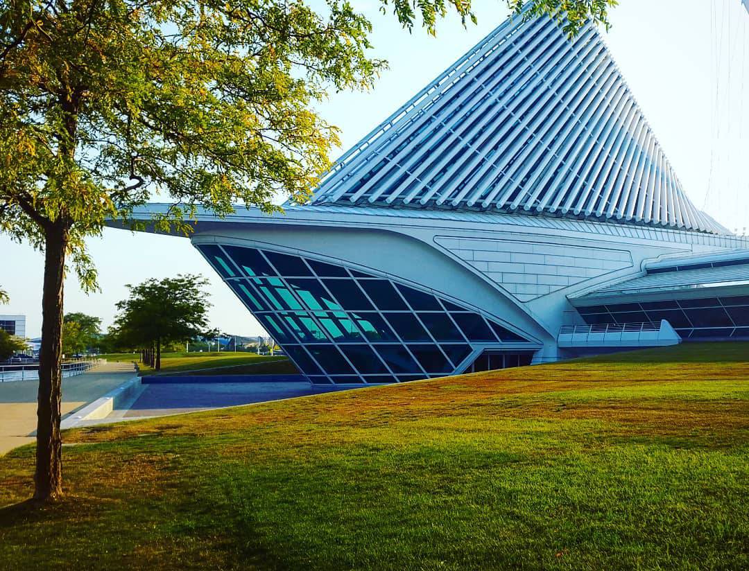 ExploreTactics's tweet image. 📌 Milwaukee, USA 🇺🇸 is an art #museum in #Milwaukee, #Wisconsin . Its collection contains nearly 25,000 works of #art. It is one of the museums in the United States.