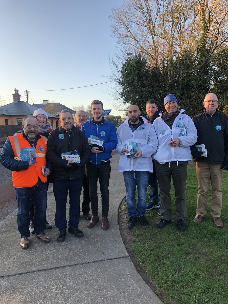 jerrybuttimer's tweet photo. Friday afternoon with the crew #lookforward #votebuttimer1 @FGCSC1 I relented and took a glove from @BarryOBrienCork #winterelection https://t.co/TXrjyqcJy4