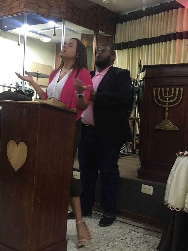 KarlaSerrano7's tweet photo. Un gran honor para nosotros ministrar en la iglesia donde crecí en todos los sentidos. La iglesia que me doctrinó, me bautizó, me formó, me instruyó en la Palabra, me educó en lo ministerial, y me dio las herramientas para crecer en lo espiritual. 
🙏🏼🙇🏼‍♀️🇩🇴 https://t.co/Muy9Qf4yGc