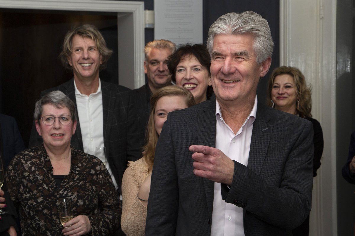 Tijdens een gezellige borrel namen wij gisteren met een klein gezelschap afscheid van Hans Blaauw als bestuursvoorzitter van Ronald McDonald Huis Nijmegen. Hans werd in het zonnetje gezet en kreeg voor zijn jarenlange inzet een gouden speldje in de vorm van het logo van ons Huis.