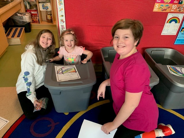 GC5thGrade's tweet photo. Mrs. Scott’s and Mr. D’Annibale’s K-5 Buddies working together and learning that mindfully focusing on things that bring us joy helps to improve our happiness, focus, and even our health!
@GordonCreekElem
#GCbuddieswarmtheirhearts https://t.co/XO9YvdqCUE