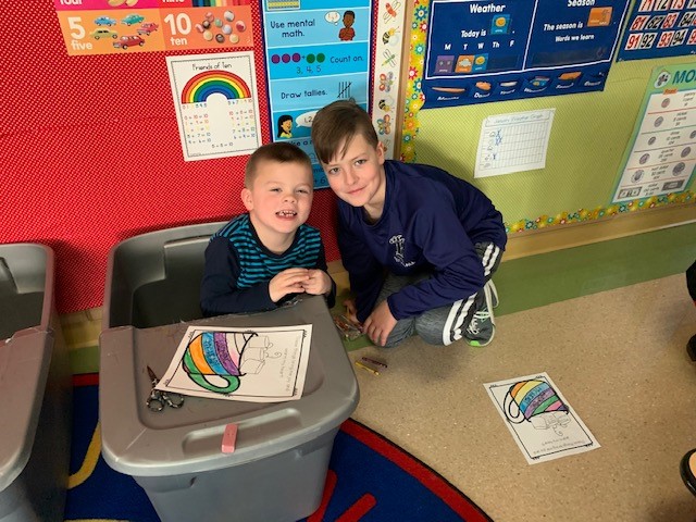 GC5thGrade's tweet photo. Mrs. Scott’s and Mr. D’Annibale’s K-5 Buddies working together and learning that mindfully focusing on things that bring us joy helps to improve our happiness, focus, and even our health!
@GordonCreekElem
#GCbuddieswarmtheirhearts https://t.co/XO9YvdqCUE