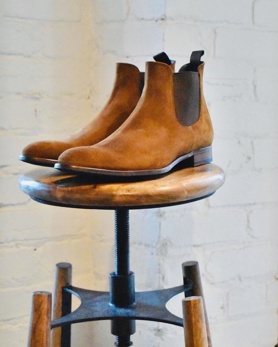 ToBootNewYork's tweet photo. Thanks @quattrotizi for putting To Boot's Shelby in mid-brown on a pedestal ๐
#tobootnewyork #toboot #madeinitaly #mensshoes #mensfashion #chelsea #boot #boots #brown #pedestal #shelby https://t.co/1j6LKzWBX3