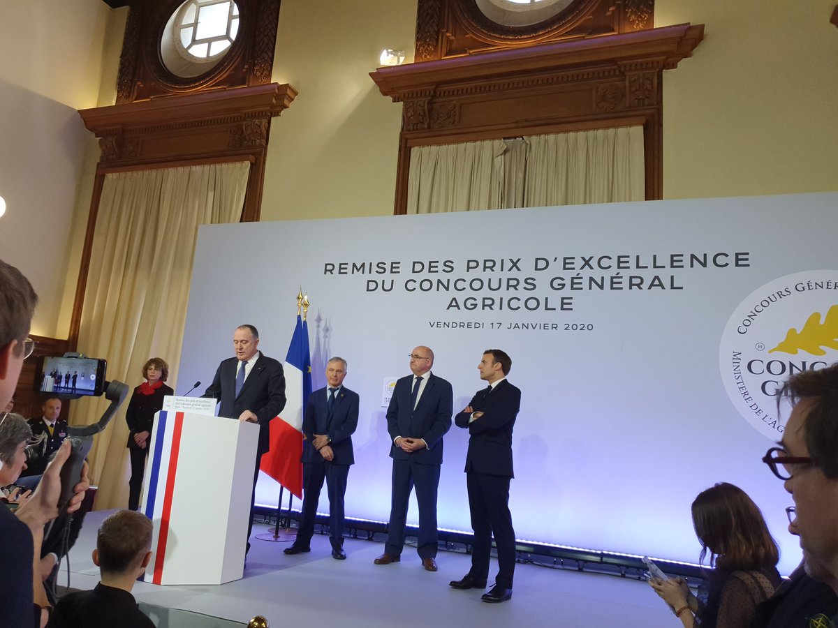 murielcase75's tweet photo. Très belle cérémonie de remise des trophées d'excellence du @cga_paris. Le Président de la république @EmmanuelMacron a rendu hommage aux terroirs, aux producteurs et à l'excellence des productions.#alimentation #agriculture . https://t.co/89m9v1HQ4A